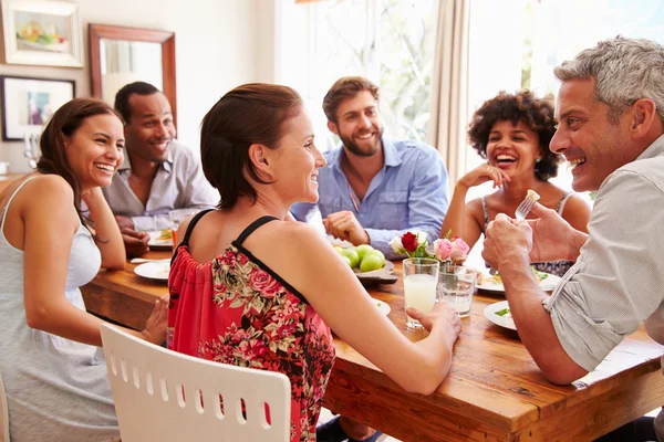 Amis lors d'un dîner — Photo