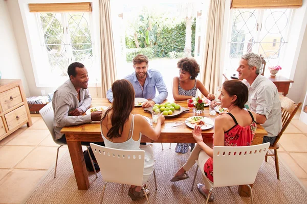 Amigos durante um jantar — Fotografia de Stock