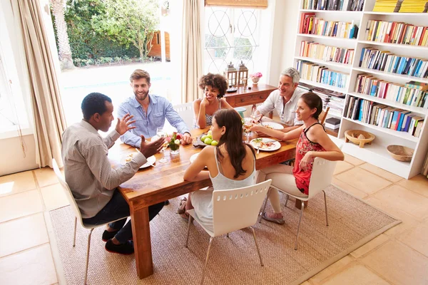 Amici durante una cena — Foto Stock