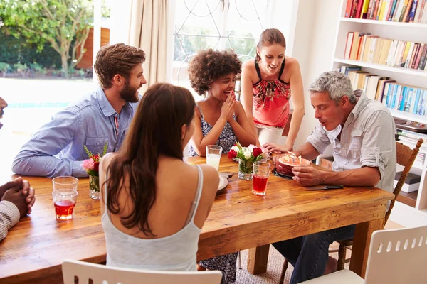 Amigos comemorando um aniversário — Fotografia de Stock