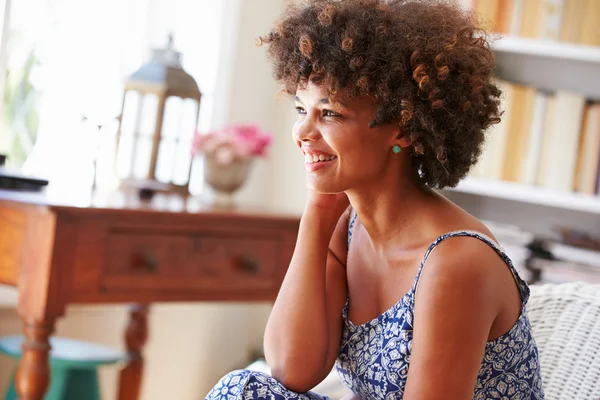 Jonge vrouw zitten in een kamer — Stockfoto