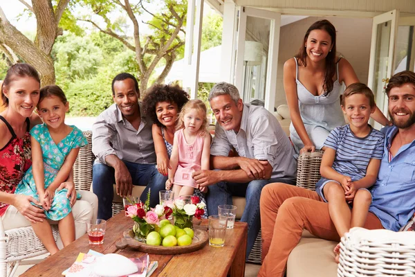 Familj och vänner som poserar för en bild — Stockfoto