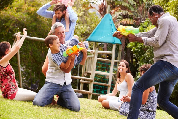 Adultos e crianças se divertindo em um jardim — Fotografia de Stock