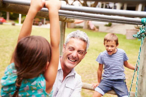 Vater mit Kindern hat Spaß — Stockfoto