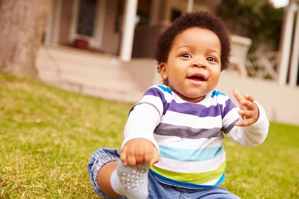 Enfant assis sur l'herbe — Photo