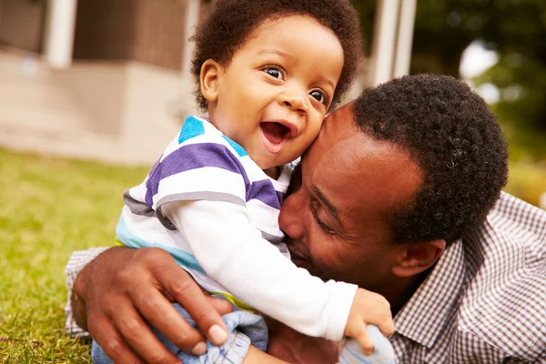 Padre vinculándose con su hijo pequeño —  Fotos de Stock