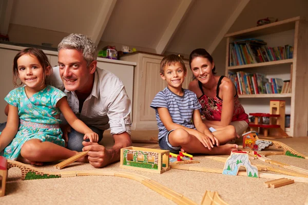 Famiglia che gioca in una sala giochi sottotetto — Foto Stock