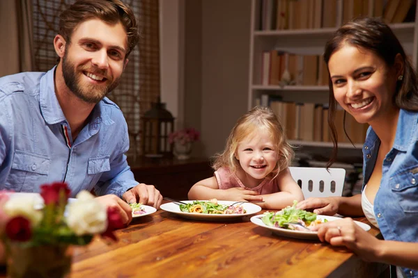 Rodina jíst večeři na jídelní stůl — Stock fotografie