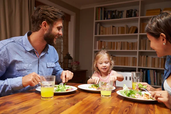 Dîner en famille à une table à manger — Photo