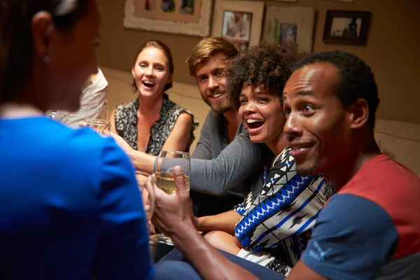 Grupo de amigos en la fiesta de casa — Foto de Stock