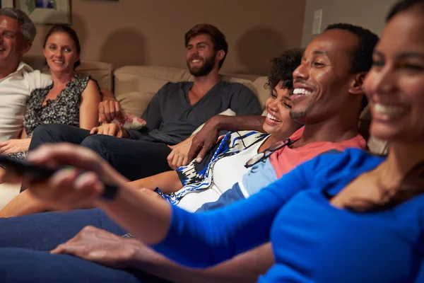 Grupp vänner titta på TV tillsammans — Stockfoto