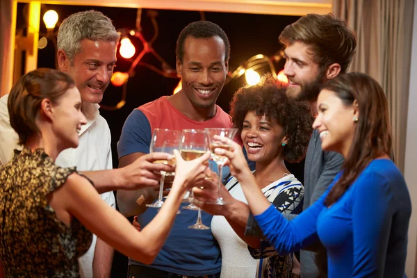 Grupp vänner på fest att göra en toast — Stockfoto