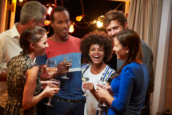 Amici che bevono a una festa in casa — Foto Stock