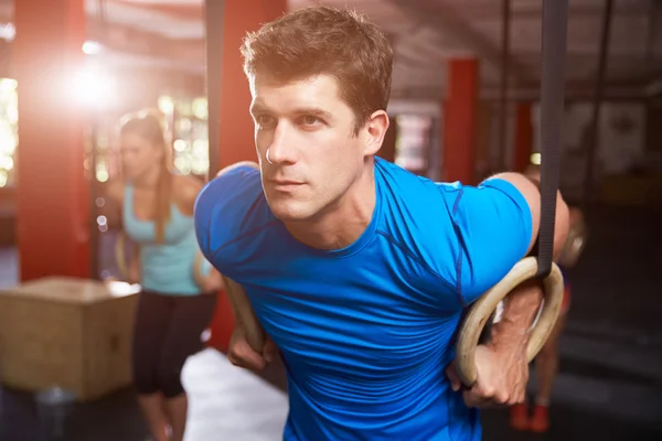 남자 체조 링과 운동 — 스톡 사진