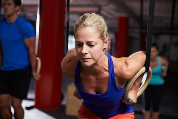 Vrouw die traint met gymnastiekringen — Stockfoto