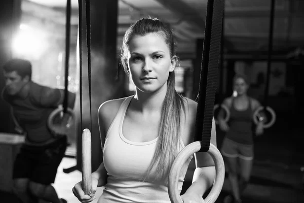 Kvinna med Gymnastringar i gym — Stockfoto