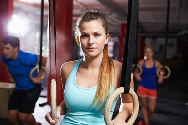 Mulher exercitando com anéis de ginástica — Fotografia de Stock