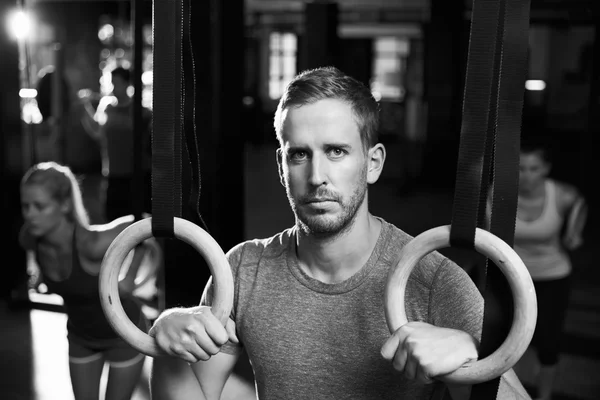 남자 체조 링과 운동 — 스톡 사진