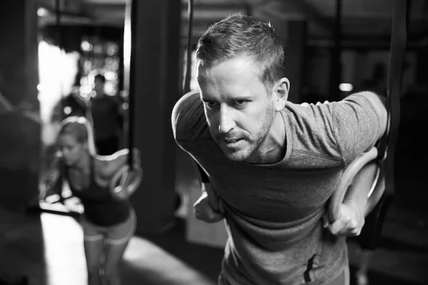 Man uit te oefenen met gymnastiek ringen — Stockfoto