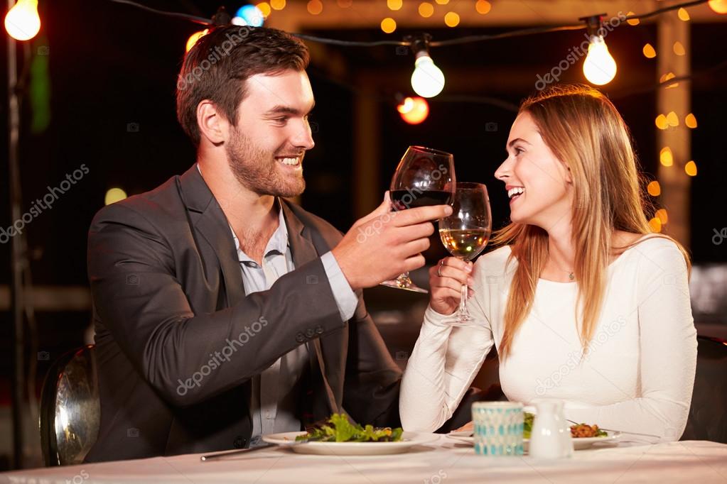 Couple eating dinner at rooftop restaurant — Stock Photo