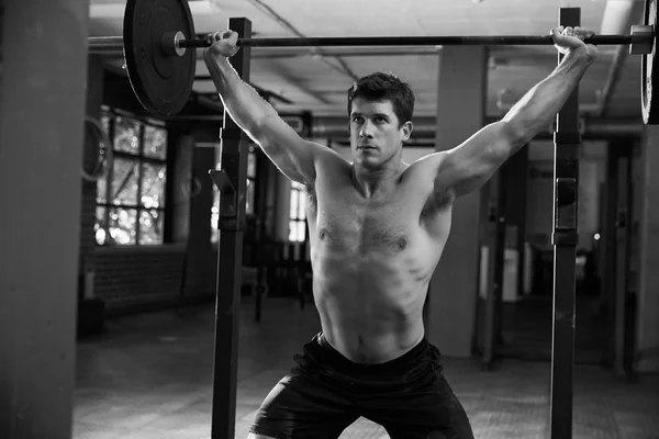 Mann im Fitnessstudio hebt Gewichte — Stockfoto