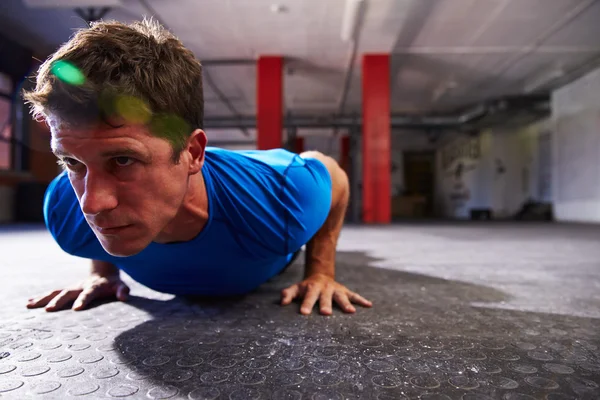 Bărbat în sala de gimnastică Doing Press-Ups — Fotografie, imagine de stoc