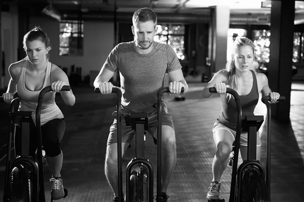 Clase de gimnasia trabajando juntos —  Fotos de Stock