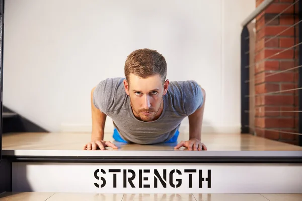 Uomo in palestra facendo press-up — Foto Stock