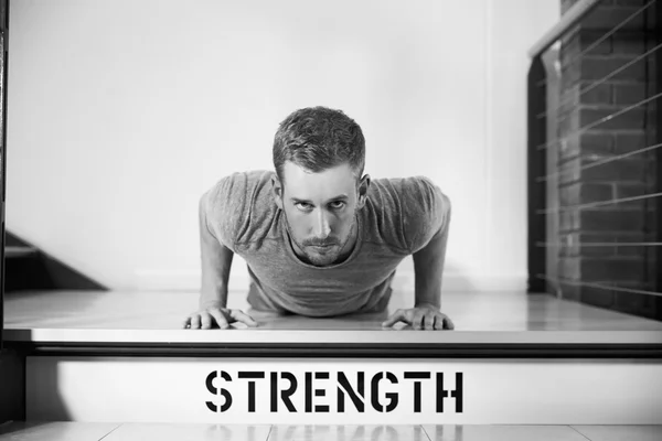 Man In Gym Doing Press-Ups — Stock Photo, Image