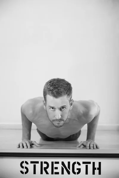 Uomo in palestra facendo press-up — Foto Stock