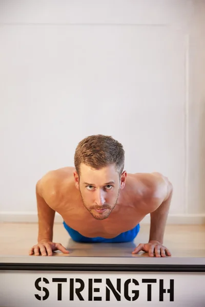 Man In de sportschool doen ligsteunen — Stockfoto