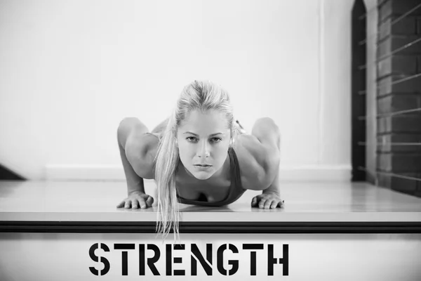 Mujer en el gimnasio haciendo Press-Ups —  Fotos de Stock