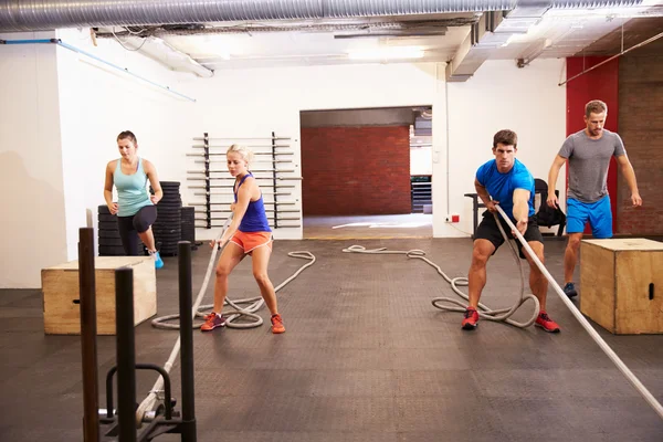 Gente en entrenamiento de circuito de gimnasia —  Fotos de Stock