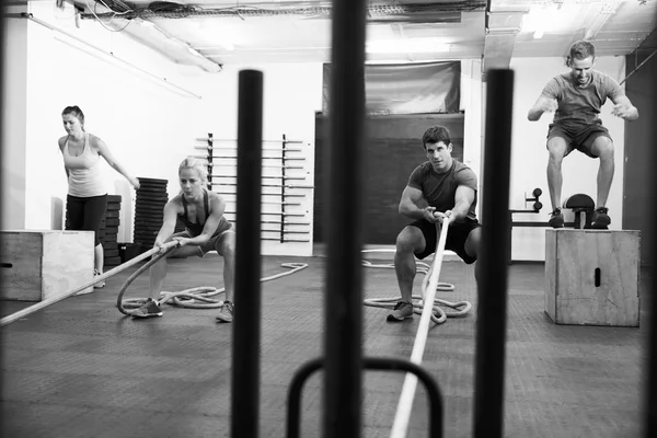 Gente en entrenamiento de circuito de gimnasia — Foto de Stock