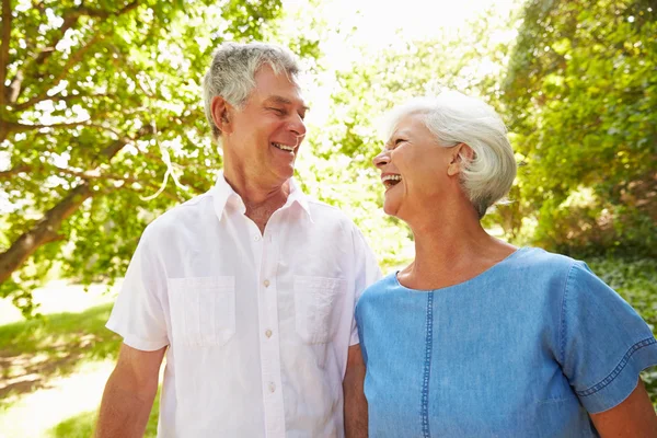 Seniorenpaar geht gemeinsam spazieren — Stockfoto