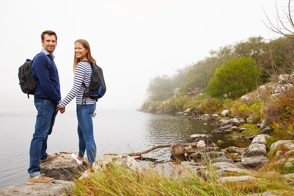 湖の端にトレッキングのカップル — ストック写真