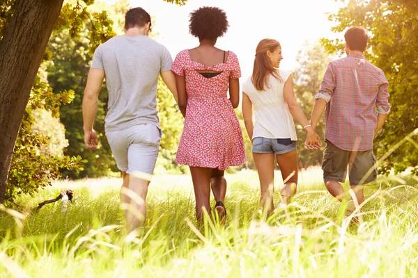 Koppels lopen samen op het platteland — Stockfoto