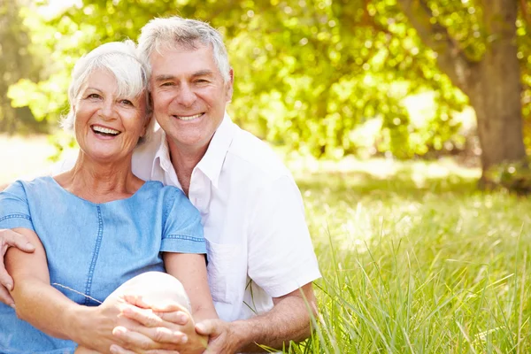 Senior paar zitten samen op gras — Stockfoto