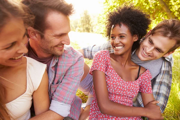 Casais relaxando juntos no campo — Fotografia de Stock