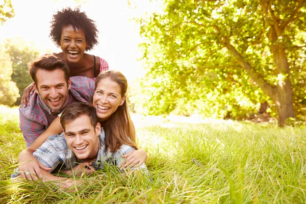 Vänner har roligt tillsammans på landsbygden — Stockfoto