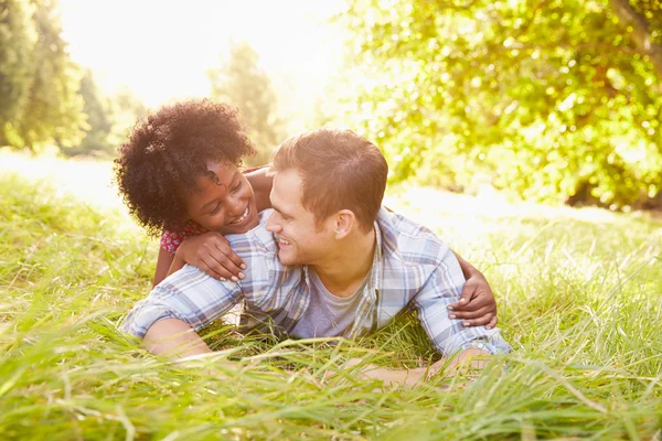 Pareja divirtiéndose juntos — Foto de Stock