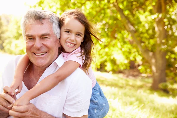 Grand-père s'amuser avec sa petite-fille — Photo