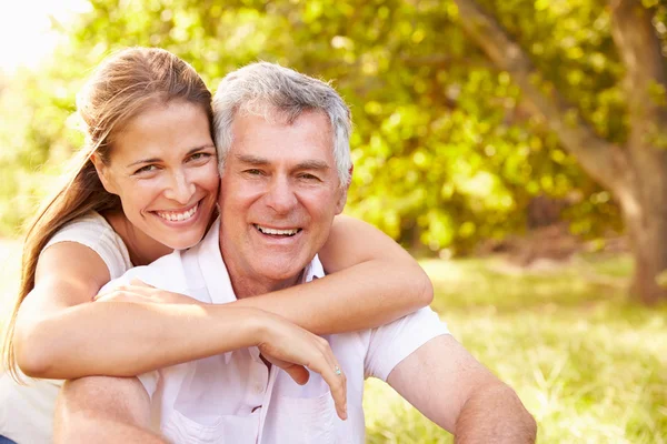 Senior man omarmd door zijn dochter — Stockfoto