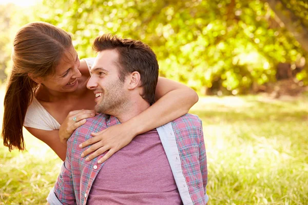 Couple heureux relaxant à la campagne — Photo