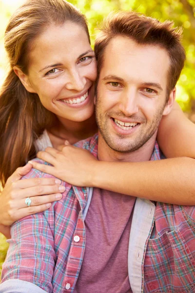 Pareja feliz relajándose en el campo — Foto de Stock