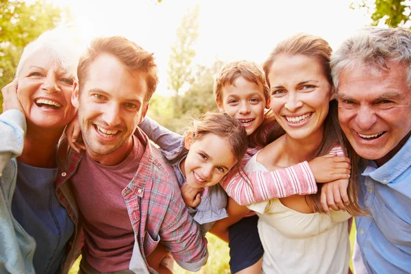 Familia multigeneracional divirtiéndose — Foto de Stock