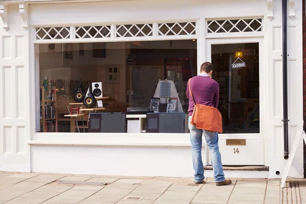 Shop owner opening up hi-fi shop — Stock Photo, Image