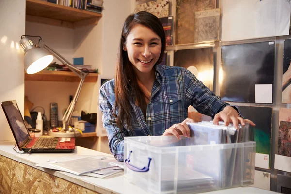 Jeune femme travaillant dans un magasin de disques — Photo