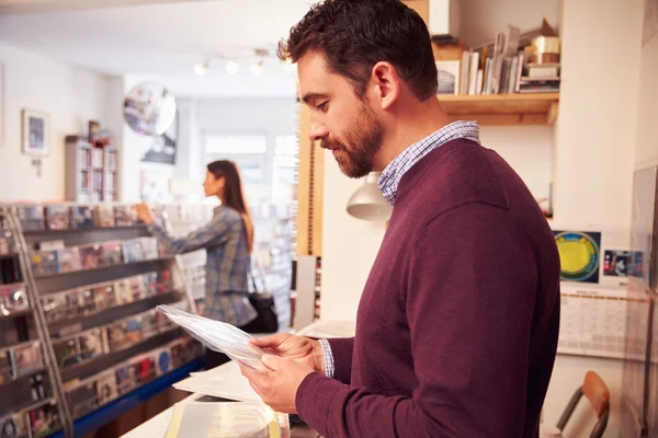 Homme travaillant dans un magasin de disques — Photo