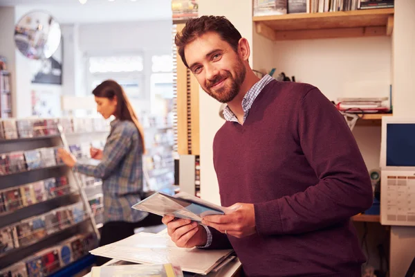 Homme travaillant dans un magasin de disques — Photo